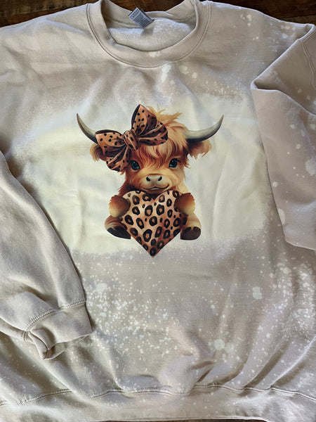HIGHLAND COW WITH HEART LEOPARD BLEACHED  SWEATSHIRT