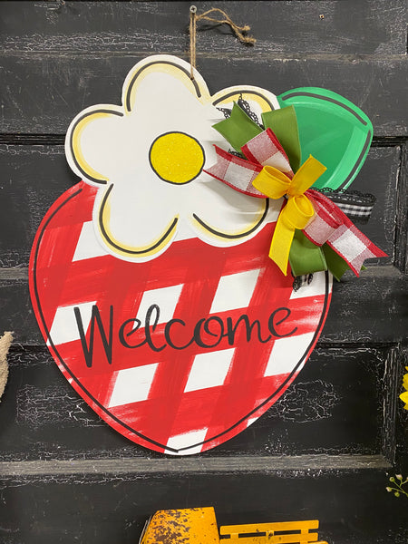 STRAWBERRY WITH DAISY DOOR HANGER PAINTED