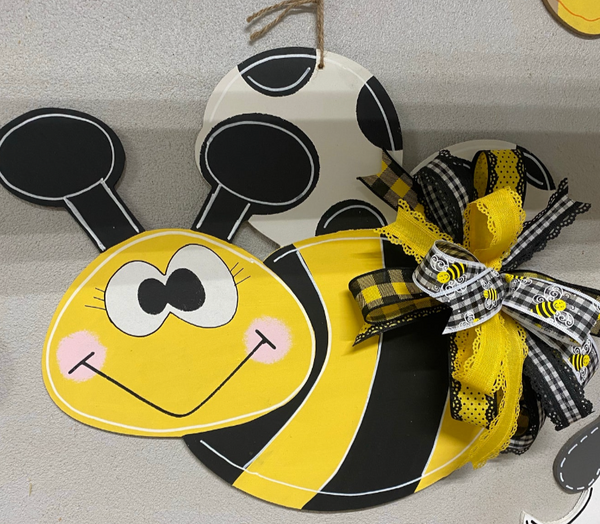 WREATH BUMBLE BEE BLANK WITH STENCIL