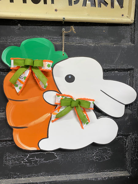 BUNNY HUGGING CARROT WREATH BLANK WITH STENCIL